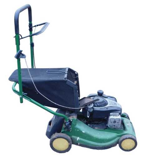 A John Deere 550E series petrol lawnmower, with a Briggs & Stratton 140cc motor.