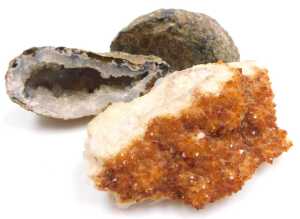 A quartz geode, in two parts, each approx 14cm long, a sample of quartz, and three onyx ashtrays.... - 3