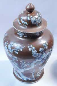 A pair of Chinese Kangxi chocolate ground porcelain vases and covers, each decorated with... - 2
