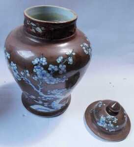 A pair of Chinese Kangxi chocolate ground porcelain vases and covers, each decorated with... - 3