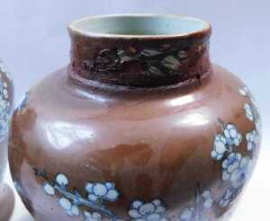 A pair of Chinese Kangxi chocolate ground porcelain vases and covers, each decorated with... - 5