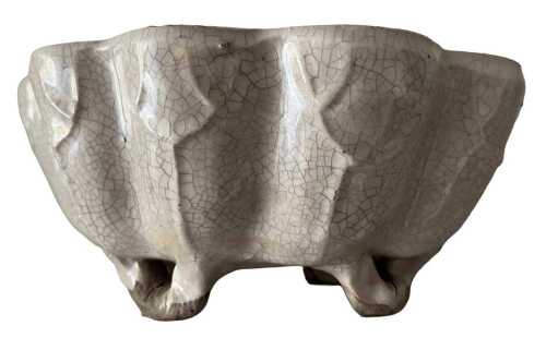 A Chinese crackle glazed bowl, with shaped sides, on pierced feet, 16cm wide. Offsite Sale -...