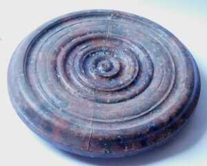 A 19thC red and black simulated marble circular plinth, with turned decoration, on bun feet, 6cm... - 2