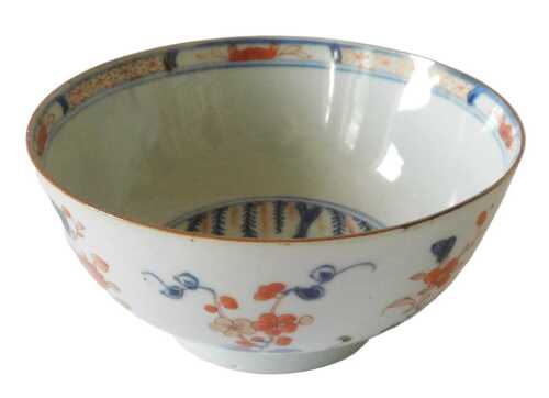 A late 18th/early 19thC Chinese Imari bowl, decorated to the centre with figures beside a willow...
