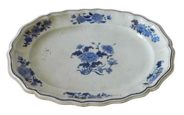 A 19thC Chinese export porcelain serving dish, of shaped oval form, centred with a floral...