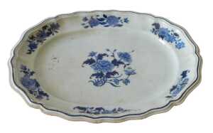 A 19thC Chinese export porcelain serving dish, of shaped oval form, centred with a floral...
