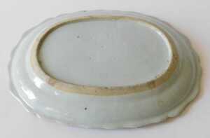 A 19thC Chinese export porcelain serving dish, of shaped oval form, centred with a floral... - 2