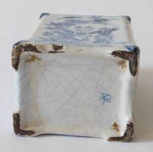 A 19thC Dutch Delft tin glazed earthenware blue and white tea caddy, of rectangular form, the... - 3
