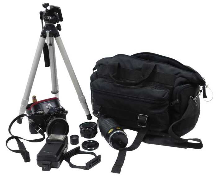 Various cameras and related items, a Chinon camera CE-4, 8cm high, with 490 1:1.750mm lens, a...
