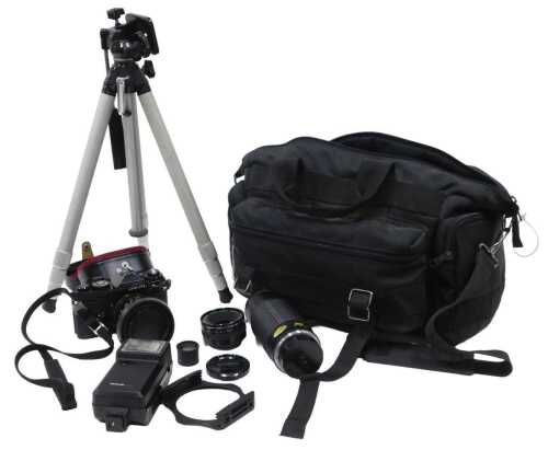 Various cameras and related items, a Chinon camera CE-4, 8cm high, with 490 1:1.750mm lens, a...