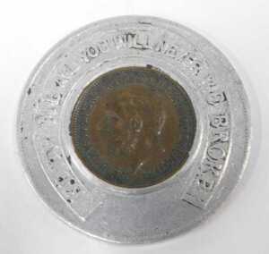 Various militaria, etc., to include a Queen Mary 1914 brass chocolate and cigarette tin, 11cm... - 3