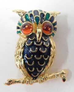 Two animal brooches, comprising owl and kingfisher, the owl stamped D'orlan, each in a gold... - 2