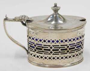 A George V silver mustard pot, of oval form, with urn finial, thumb mould handle and part... - 2