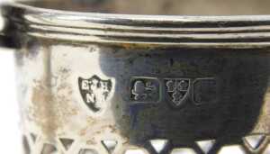 A George V silver mustard pot, of oval form, with urn finial, thumb mould handle and part... - 4