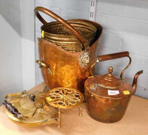 Various brassware and copperware, to include a small trivet, copper kettle, coal helmet, etc. (a...