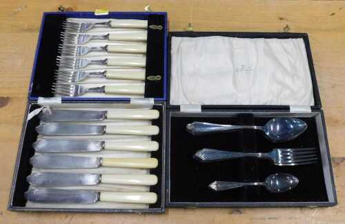Silver plated cased cutlery. (2)