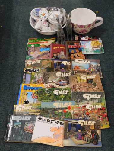 Various pottery and effects, to include an early 20thC wash bowl, containing a quantity of...