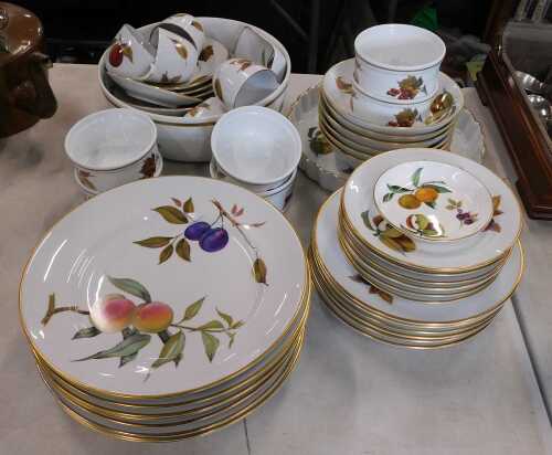 A Royal Worcester Evesham pattern part dinner service, to include quiche dish, bowls, etc. (a...