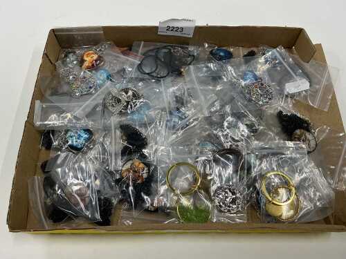 Various costume jewellery, brooches, etc.