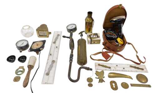 Various vintage bygones, collectables, etc., to include vintage brass fire extinguisher, leather...