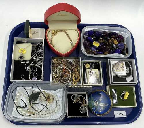 Various costume jewellery and effects, Limit cocktail watch, enlarged beads, gold plated...