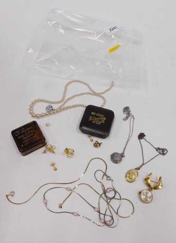 Various costume jewellery and effects, brooch watch, faux pearls, collar stud, etc. (1 bag)