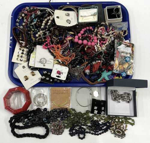 Various costume jewellery, beads, necklaces, etc. (1 tray)