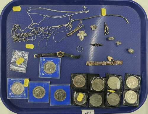 Various commemorative coins, crowns, Charles and Diana, various others in plastic casing, etc....