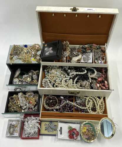 Various costume jewellery, beads, necklaces, etc. (contents of 1 jewellery box)