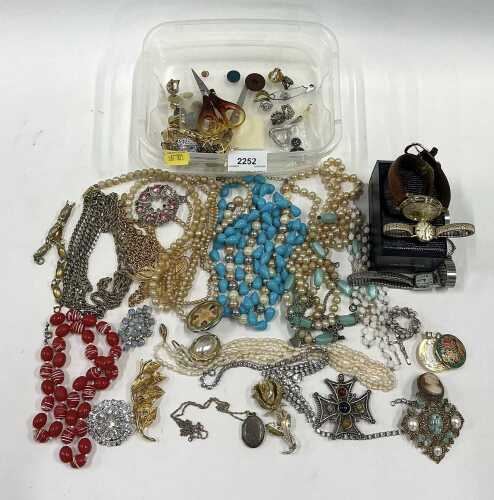 Various costume jewellery and effects, wristwatch, cocktail watches, beads, necklaces,...
