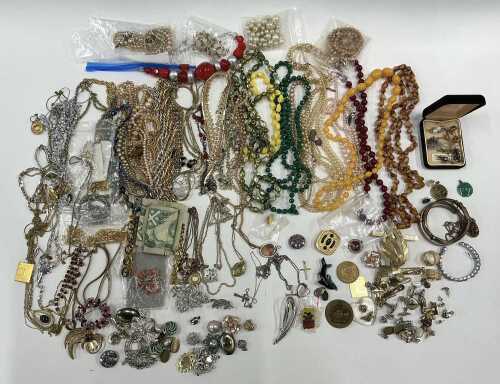 Various costume jewellery and effects, one pound banknote, other costume jewellery, cufflinks,...