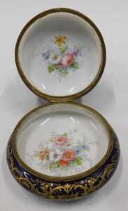 An early 19thC Sevres porcelain box, of circular form, the hinged lid expertly decorated with a... - 4