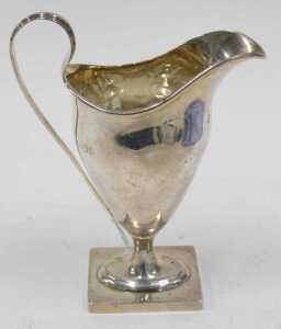 An Edward VII silver cream jug, with strap handle, helmet shaped body, inverted stem and oval... - 3