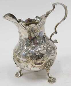 A Victorian silver cream jug, with flared rim, acanthus leaf ear handle, bulbous, repousse... - 4