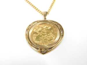 An Elizabeth II full gold sovereign pendant and chain, dated 1982, in 9ct gold heart shaped and... - 2