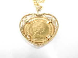 An Elizabeth II full gold sovereign pendant and chain, dated 1982, in 9ct gold heart shaped and... - 3