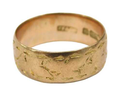 A 9ct rose gold wedding band, of etched design, in the Edwardian style, Birmingham 1942, ring...