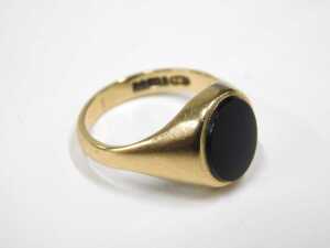 A 9ct gold signet ring, the oval polished black jet ring head, on yellow metal band, by CPS,... - 2