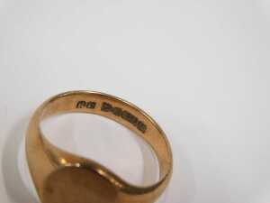 A 9ct gold signet ring, the oval ring head of plain design, on a rose gold band, ring size Q&frac12;, 5.... - 2