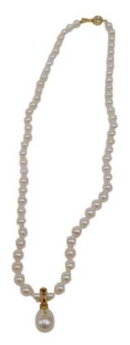 A single strand cultured pearl necklace, with single cream coloured pearls, each approx 6mm...
