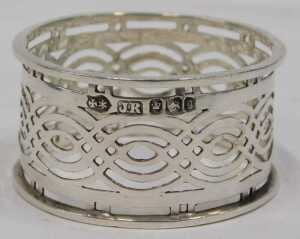 Various napkin rings, a chased example, another plain, a D end example, Birmingham 1948, 5cm... - 10