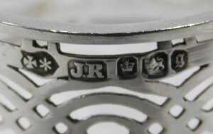 Various napkin rings, a chased example, another plain, a D end example, Birmingham 1948, 5cm... - 11