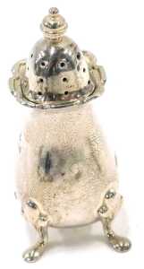 A matched George V and later four piece cruet set, comprising two flared rim open salts, on... - 3