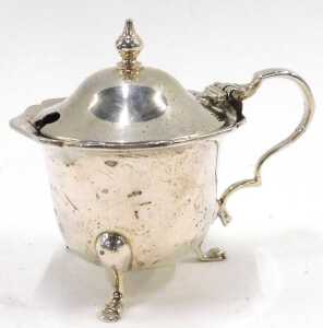 A matched George V and later four piece cruet set, comprising two flared rim open salts, on... - 4