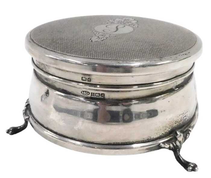 An Elizabeth II dressing table jar, in the Edwardian style, with engine turned hinged lid,...