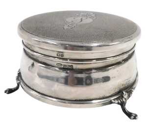 An Elizabeth II dressing table jar, in the Edwardian style, with engine turned hinged lid,...