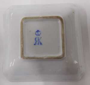 A 20thC Dumont French enamel porcelain miniature perfume bottle box, of rectangular form,... - 5