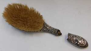 Two Edward VII silver mounted hairbrushes, repousse decorated with flowers and scrolls,... - 3