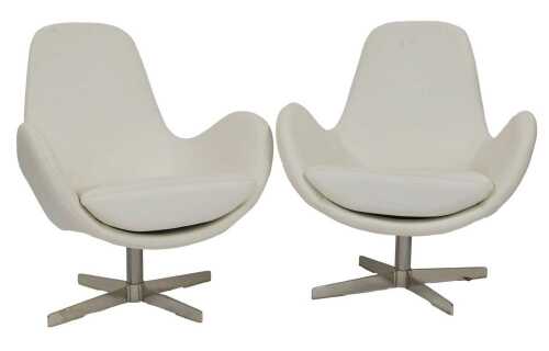 A pair of white leatherette and chrome 1950s/60s style armchairs, each on an X shaped base.
