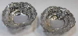 A pair of Victorian pierced silver heart shaped sweetmeat dishes, decorated with bows, flower... - 2